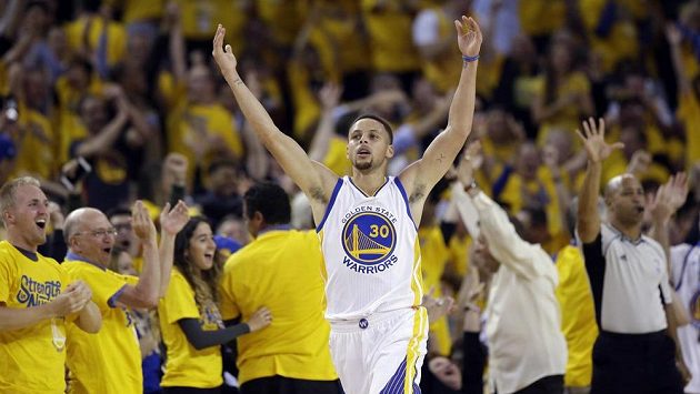 Hvězda Golden State Warriors Stephen Curry se raduje z koše proti Portlandu. Hvězda Golden State Warriors Stephen Curry se raduje z koše proti Portlandu.