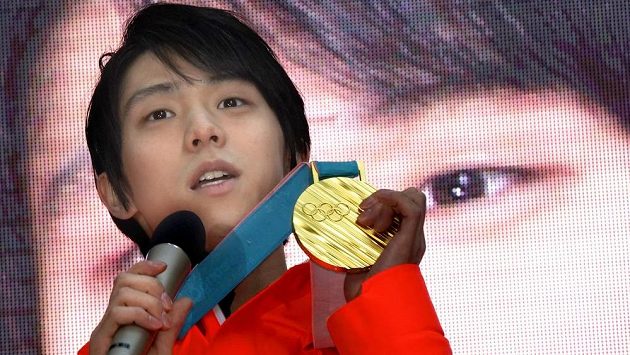 Japonský krasobruslař Juzuru Hanju pózuje se zlatou medailí z Pchjongčchangu. Japonský krasobruslař Juzuru Hanju pózuje se zlatou medailí z Pchjongčchangu.