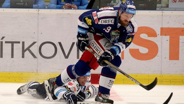 Útočník Komety Jakub Koreis (nahoře) a útočník Vítkovic Peter Húževka. Útočník Komety Jakub Koreis (nahoře) a útočník Vítkovic Peter Húževka.