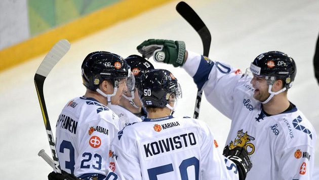 Hokejisté Finska se radují z branky do sítě Ruska. Hokejisté Finska se radují z branky do sítě Ruska.