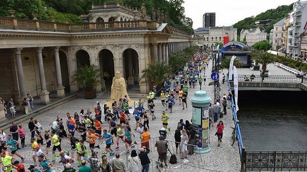 Trať půlmaratónu v Karlových Varech zavede běžce i do nejatraktivnějších koutů lázeňského města. Trať půlmaratónu v Karlových Varech zavede běžce i do nejatraktivnějších koutů lázeňského města.