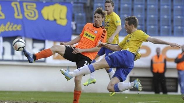 Teplický Štěpán Vachoušek (vpravo) v ligovém duelu s Olomoucí střílí, zabránit se mu v tom snaží Aleš Škerle Teplický Štěpán Vachoušek (vpravo) v ligovém duelu s Olomoucí střílí, zabránit se mu v tom snaží Aleš Škerle
