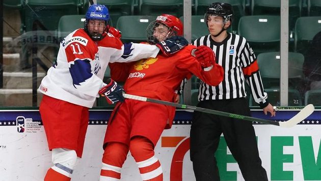 Čeští hokejisté doplatili v duelu s Ruskem na MS hráčů do 18 let na řadu vyloučení. Čeští hokejisté doplatili v duelu s Ruskem na MS hráčů do 18 let na řadu vyloučení.