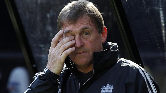 Trenér Kenny Dalglish nabádá hráče, aby se uklidnili. Trenér Kenny Dalglish nabádá hráče, aby se uklidnili.