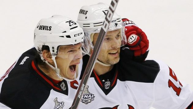 Patrik Eliáš a Petr Sýkora (vpravo) se radují ve čtvrtém finále Stanley Cupu z gólu proti LA Kings. Patrik Eliáš a Petr Sýkora (vpravo) se radují ve čtvrtém finále Stanley Cupu z gólu proti LA Kings.