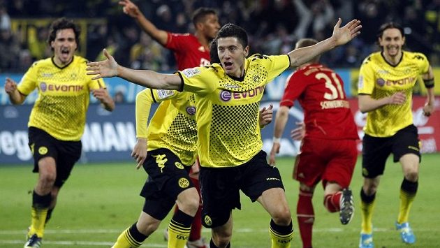 Robert Lewandowski (uprostřed) jásá po vstřelení branky do sítě Bayernu. Robert Lewandowski (uprostřed) jásá po vstřelení branky do sítě Bayernu.