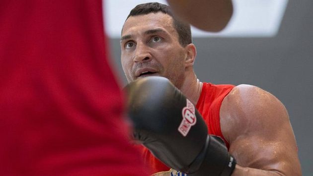 Ukrajinský šampión Vladimir Kličko se na tréninku v Hamburku připravuje na souboj s Polákem Mariuszem Wachem. Ukrajinský šampión Vladimir Kličko se na tréninku v Hamburku připravuje na souboj s Polákem Mariuszem Wachem.