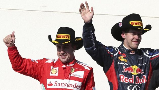 Alespoň v anketě dal Fernando Alonso (vlevo) Sebastianu Vettelovi na frak... Alespoň v anketě dal Fernando Alonso (vlevo) Sebastianu Vettelovi na frak...