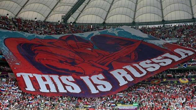 Velký transparent, který rozvinuli ruští fanoušci při utkání s Polskem v hledišti varšavského Národního stadiónu za zvuků ruské hymny Velký transparent, který rozvinuli ruští fanoušci při utkání s Polskem v hledišti varšavského Národního stadiónu za zvuků ruské hymny