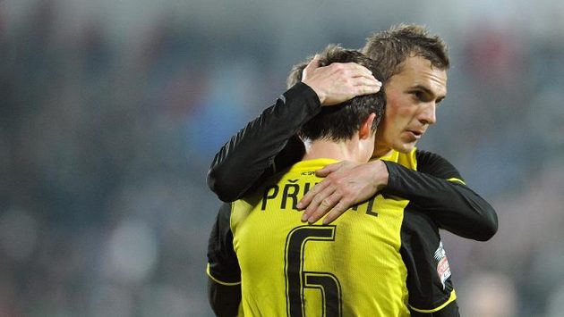 Fotbalisté Sparty Tomáš Přikryl (zády) a Peter Grajciar se radují z branky. Fotbalisté Sparty Tomáš Přikryl (zády) a Peter Grajciar se radují z branky.