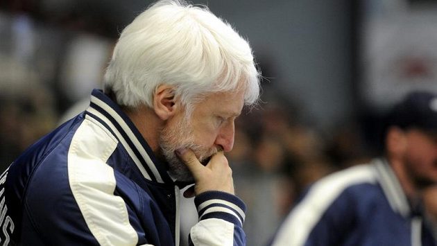 Zklamaný kouč Plzně Marián Jelínek po vyřazení Indiánů v semifinále extraligy. Zklamaný kouč Plzně Marián Jelínek po vyřazení Indiánů v semifinále extraligy.