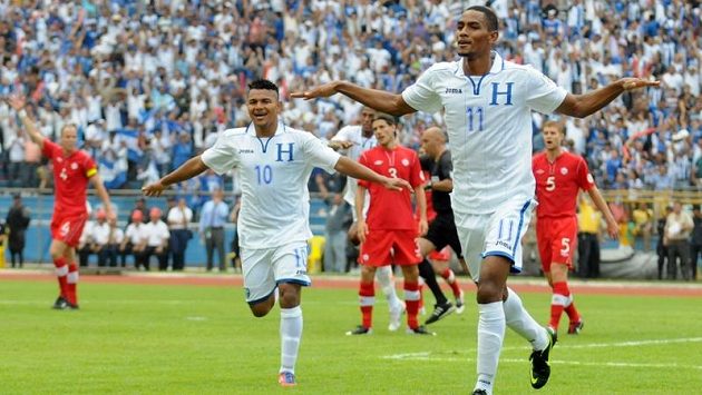 Fotbalista Hondurasu Jerry Benson (vpravo) slaví se spoluhráčem Mariem Martínezem gól Kanadě. Fotbalista Hondurasu Jerry Benson (vpravo) slaví se spoluhráčem Mariem Martínezem gól Kanadě.