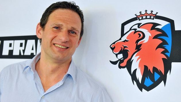 Generální manažer Normunds Sejejs u loga HC Lev Praha Generální manažer Normunds Sejejs u loga HC Lev Praha