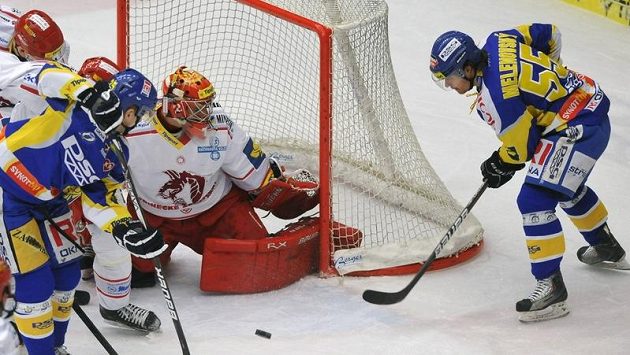 Brankář Třince Peter Hamerlík kryje betonem tyčku před dotírajícím zlínským Markem Melenovským (vpravo). Brankář Třince Peter Hamerlík kryje betonem tyčku před dotírajícím zlínským Markem Melenovským (vpravo).