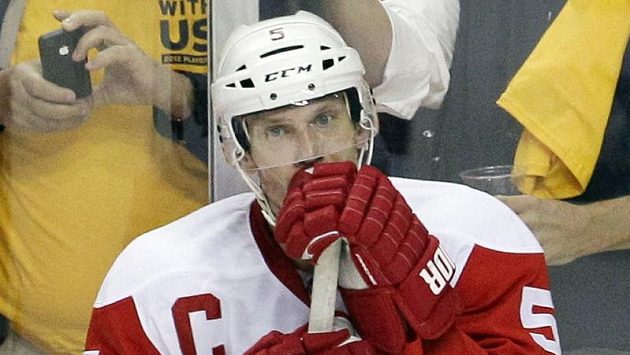 Zklamaný kapitán Detroitu Nicklas Lidström po vyřazení z play-off. Zklamaný kapitán Detroitu Nicklas Lidström po vyřazení z play-off.