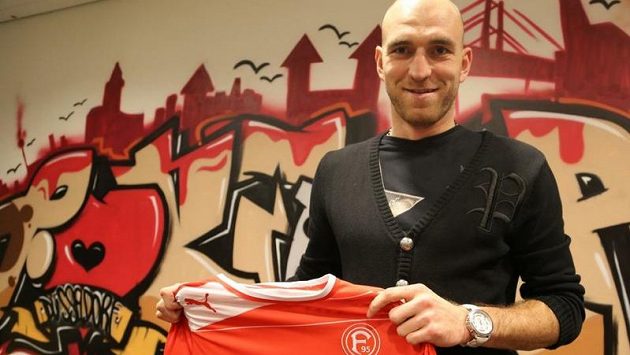 Fotbalový obránce Martin Latka s dresem bundesligové Fortuny Düsseldorf Fotbalový obránce Martin Latka s dresem bundesligové Fortuny Düsseldorf