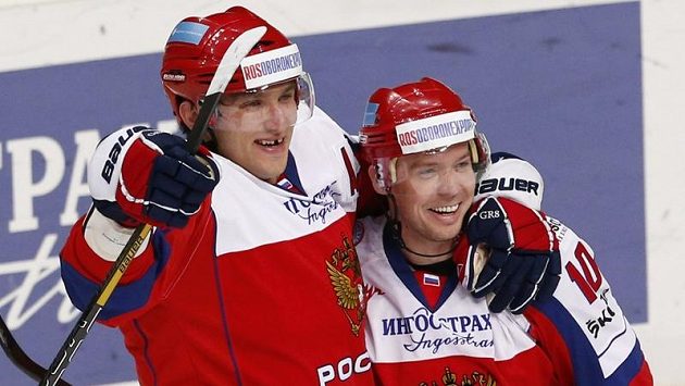 Ruský hokejista Sergej Mozjakin slaví se spoluhráčem Alexandrem Ovečkinem (vlevo) gól do sítě Švédska. Ruský hokejista Sergej Mozjakin slaví se spoluhráčem Alexandrem Ovečkinem (vlevo) gól do sítě Švédska.