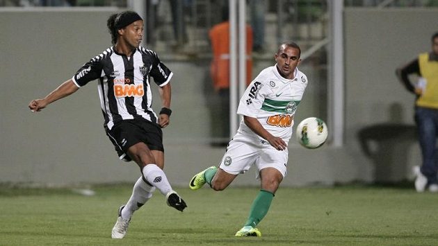 Fotbalový kouzelník Ronaldinho (vlevo). Fotbalový kouzelník Ronaldinho (vlevo).