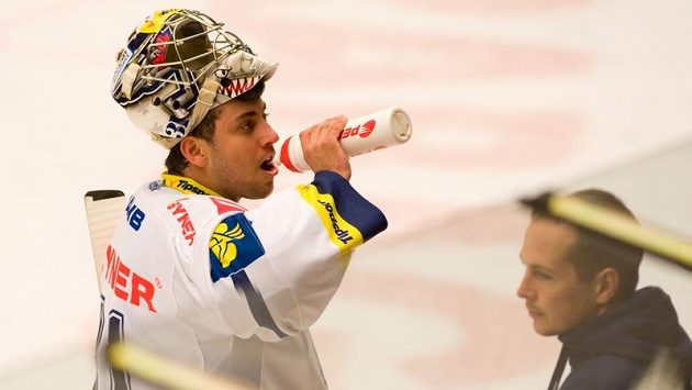 Liberecký gólman Ondřej Pavelec se občerstvuje během pauzy utkání v Českých Budějovicích Liberecký gólman Ondřej Pavelec se občerstvuje během pauzy utkání v Českých Budějovicích