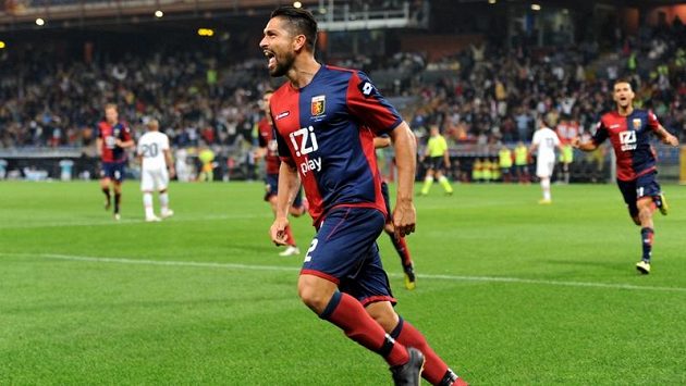 Útočník Marco Borriello z FC Janov se raduje ze vstřelení gólu do sítě Palerma. Útočník Marco Borriello z FC Janov se raduje ze vstřelení gólu do sítě Palerma.