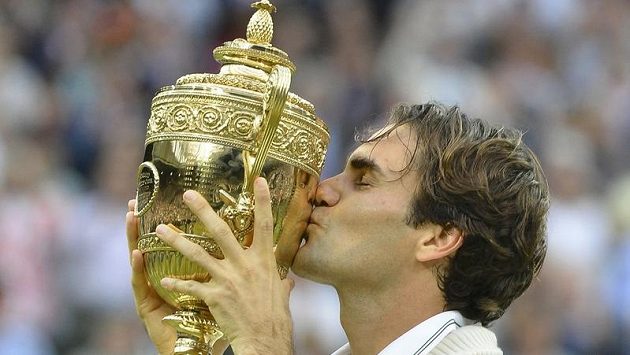 Nyní už sedminásobný wimbledonský vítěz Roger Federer se slavnou trofejí Nyní už sedminásobný wimbledonský vítěz Roger Federer se slavnou trofejí