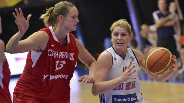 Česká reprezentantka Petra Kulichová (vlevo) a Jo Leedhamová z Velké Británie. Česká reprezentantka Petra Kulichová (vlevo) a Jo Leedhamová z Velké Británie.