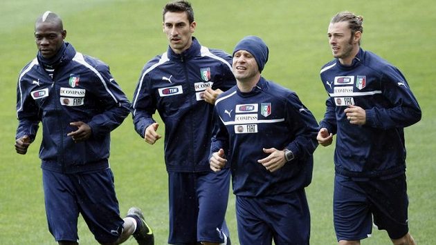 Italští reprezentanti Mario Balotelli (zleva), Davide Astori, Antonio Cassano a Federico Balzaretti na soustředění národního týmu v Covercianu. Italští reprezentanti Mario Balotelli (zleva), Davide Astori, Antonio Cassano a Federico Balzaretti na soustředění národního týmu v Covercianu.