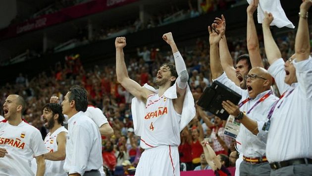 Pau Gasol (uprostřed) se na španělské střídačce raduje z jednoho z košů v semifinále proti Rusku. Pau Gasol (uprostřed) se na španělské střídačce raduje z jednoho z košů v semifinále proti Rusku.