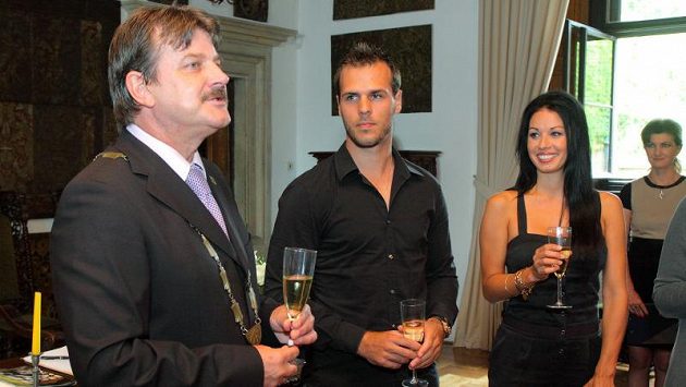 Ženich David Krejčí (uprostřed) a jeho nevěsta Naomi Starr na hradě Šternberk. Ženich David Krejčí (uprostřed) a jeho nevěsta Naomi Starr na hradě Šternberk.