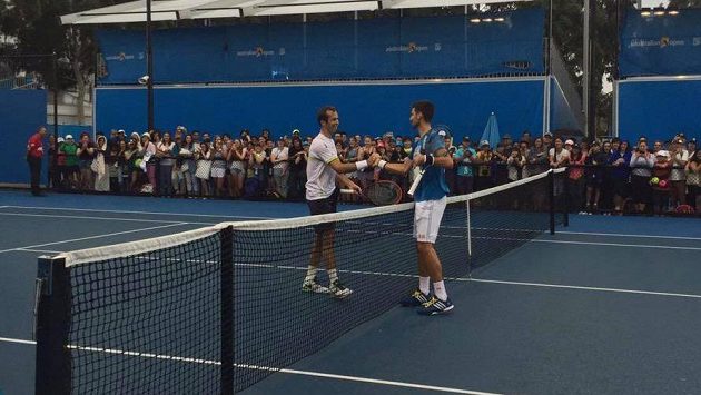 Radek Štěpánek (vlevo) a Novak Djokovič po tréninku. Radek Štěpánek (vlevo) a Novak Djokovič po tréninku.