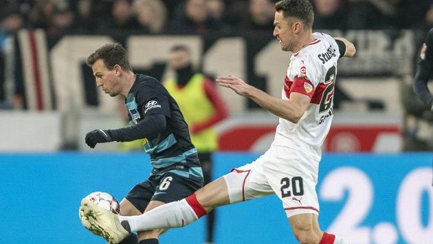 Christian Gentner (vpravo) v souboji s Vladimírem Daridou během sobotního utkání Bundesligy. Christian Gentner (vpravo) v souboji s Vladimírem Daridou během sobotního utkání Bundesligy.