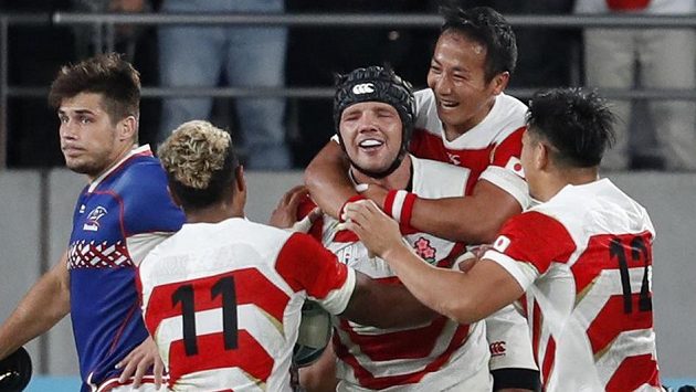 Netypický Japonec Pieter Labuschagne slaví třetí pětku svého týmu. Netypický Japonec Pieter Labuschagne slaví třetí pětku svého týmu.