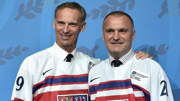 Hokejové legendy Dominik Hašek a Robert Reichel při vstupu do Síně slávy IIHF v pražském hotelu Clarion. Hokejové legendy Dominik Hašek a Robert Reichel při vstupu do Síně slávy IIHF v pražském hotelu Clarion.