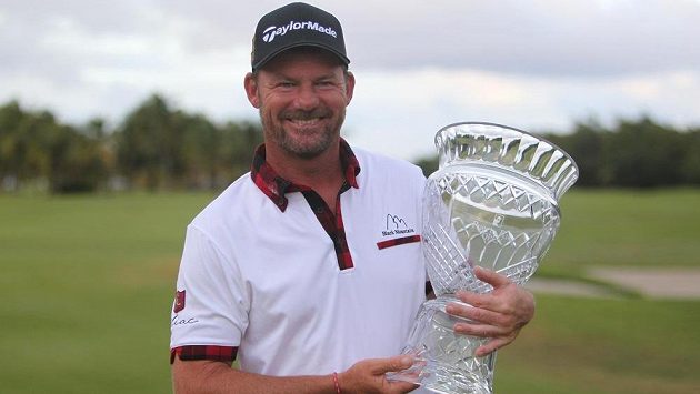 Německý golfista Alex Čejka pózuje s treofejí pro vítěze turnaje Puerto Rico Open v Rio Grande. Německý golfista Alex Čejka pózuje s treofejí pro vítěze turnaje Puerto Rico Open v Rio Grande.