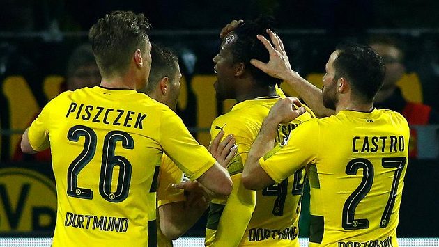 Dortmundský fotbalista Michy Batshuayi (uprostřed) oslavuje se spoluhráči gól do sítě Frankfurtu. Dortmundský fotbalista Michy Batshuayi (uprostřed) oslavuje se spoluhráči gól do sítě Frankfurtu.