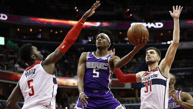 Basketbalista Tomáš Satoranský v akci během utkání NBA se Sacramentem Kings. Basketbalista Tomáš Satoranský v akci během utkání NBA se Sacramentem Kings.