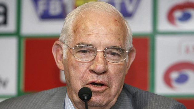 Zemřel trenér španělských evropských šampiónů Luis Aragonés. Zemřel trenér španělských evropských šampiónů Luis Aragonés.