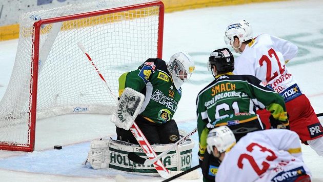 Slávistický útočník Pavel Klhůfek (vpravo s číslem 22) střílí úvodní branku do sítě Karlových Varů. Slávistický útočník Pavel Klhůfek (vpravo s číslem 22) střílí úvodní branku do sítě Karlových Varů.