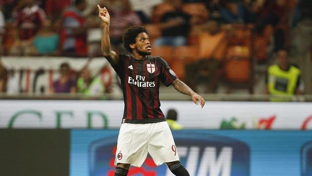 Luiz Adriano z AC Milán oslavuje svůj gól proti Empoli. Luiz Adriano z AC Milán oslavuje svůj gól proti Empoli.