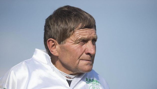 Žokej Josef Váňa nedokončil v Pardubicích čtvrtou kvalifikaci na Velkou pardubickou. Žokej Josef Váňa nedokončil v Pardubicích čtvrtou kvalifikaci na Velkou pardubickou.