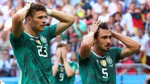 Němečtí fotbalisté Mario Gomez a Mats Hummels možná nevěří, že porážkou s Koreou pro obhájce prvenství šampionát skončil. Němečtí fotbalisté Mario Gomez a Mats Hummels možná nevěří, že porážkou s Koreou pro obhájce prvenství šampionát skončil.