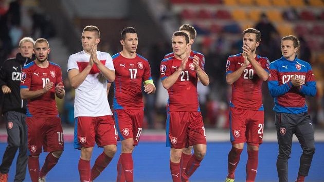 Čeští fotbaloví reprezentanti děkují fanouškům za podporu. Čeští fotbaloví reprezentanti děkují fanouškům za podporu.