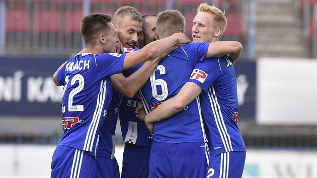 Hráči Olomouce se radují z gólu. Hráči Olomouce se radují z gólu.