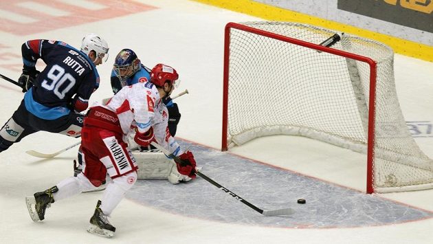 David Cienciala z Třince střílí vítězný gól ve čtvrtfinále play off hokejové extraligy do sítě chomutovských Pirátů. David Cienciala z Třince střílí vítězný gól ve čtvrtfinále play off hokejové extraligy do sítě chomutovských Pirátů.