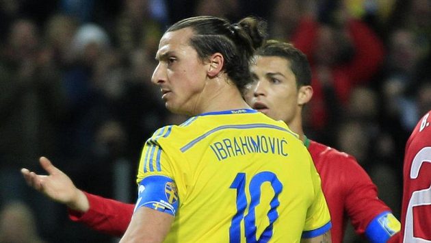 Portugalec Cristiano Ronaldo a Švéd Zlatan Ibrahimovic (dále) v odvetě baráže o MS. Portugalec Cristiano Ronaldo a Švéd Zlatan Ibrahimovic (dále) v odvetě baráže o MS.