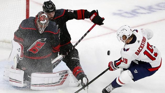 Hokejista Caroliny Justin Faulk (27) pomáhá brankáři Petru Mrázkovi při blokování střely Nicklas Backströma z Washingtonu. Hokejista Caroliny Justin Faulk (27) pomáhá brankáři Petru Mrázkovi při blokování střely Nicklas Backströma z Washingtonu.