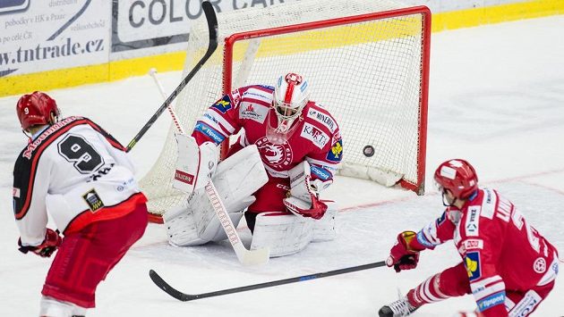 Třinecký brankář Peter Hamerlík likviduje střelu královéhradeckého útočníka Bedřicha Köhlera (vlevo). Vpravo přihlíží obránce Ocelářů Tomáš Linhart. Třinecký brankář Peter Hamerlík likviduje střelu královéhradeckého útočníka Bedřicha Köhlera (vlevo). Vpravo přihlíží obránce Ocelářů Tomáš Linhart.