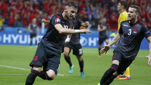 Albánec Armando Sadiku jásá po gólu proti Rumunům. Vpravo Emir Lenjani. Albánec Armando Sadiku jásá po gólu proti Rumunům. Vpravo Emir Lenjani.