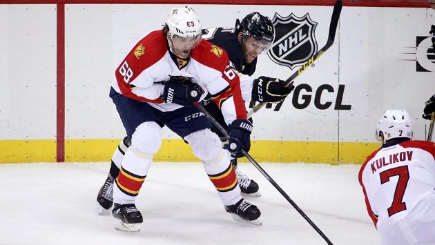 Útočník Floridy Jaromír Jágr v zápase s Pittsburghem. Útočník Floridy Jaromír Jágr v zápase s Pittsburghem.