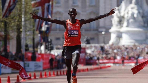 Wilson Kipsang z Keni se raduje z vítězství v londýnském maratónu. Wilson Kipsang z Keni se raduje z vítězství v londýnském maratónu.